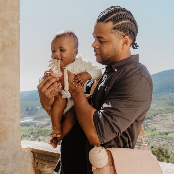 Suavinex Welcome Baby Feeding Gift Set of 5 for New Born Baby, Feeding Bottles, Pacifier, Pacifier Holder & Powdered Milk Dispenser, Color: pink, 3 image